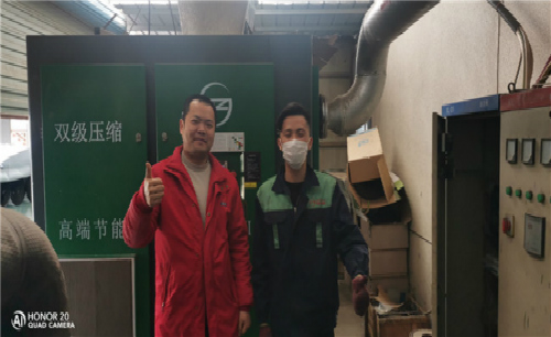 薩震節(jié)能空壓機售后服務(wù)鐵軍為南通客戶安裝空壓機現(xiàn)場！